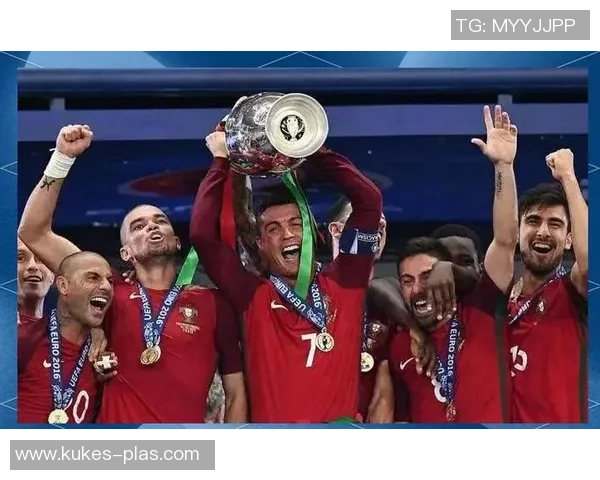 77号足球明星后腰的传奇之路与荣耀时刻揭秘 77号足球明星后腰的传奇之路与荣耀时刻揭秘