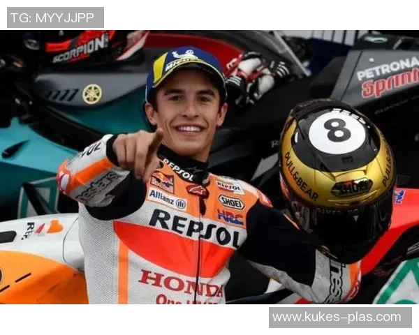 马奎斯与足球明星同框合影展现运动与艺术的完美结合