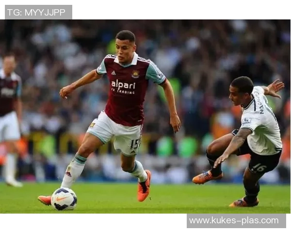 本子上记录的足球明星故事与他们的辉煌成就与人生轨迹 本子上记录的足球明星故事与他们的辉煌成就与人生轨迹