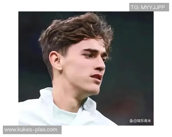 足球明星俱乐部队服的魅力与风格解析揭示球场上的时尚与个性 足球明星俱乐部队服的魅力与风格解析揭示球场上的时尚与个性