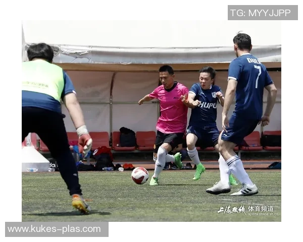 国外足球明星街头表演引发热潮球迷互动精彩纷呈展现魅力与才华