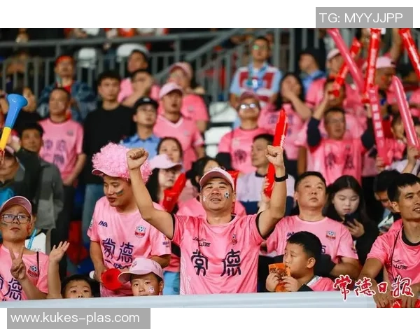 足球明星携手球迷共度精彩时刻尽享踢球乐趣的温馨瞬间